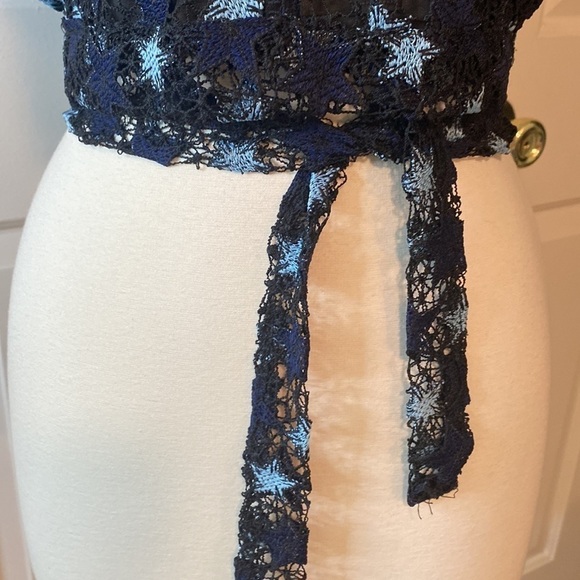 Willow and Clay “Lace” Star ⭐️ Wrap Shirt Size Medium in Like New Condition - Picture 3 of 10